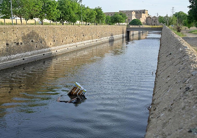 Un coche sumergido en Badajoz para practicar rescates